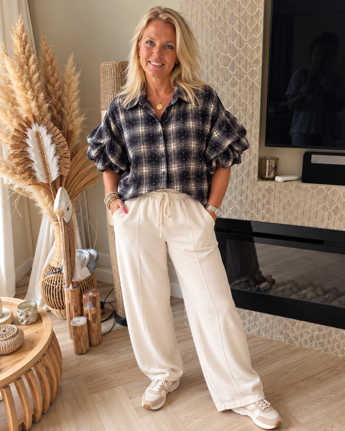 Trendy donkerblauwe dames ruitblouse met strass-steentjes en pofmouwen van EllesDelanaStyle.