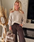 Zachte lichtbeige dames off-shoulder trui voor een comfortabele najaarslook van EllesDelanaStyle.