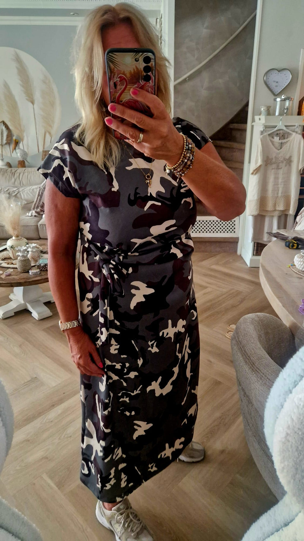 Cara Camouflage Maxi Jurk – Lange Jurk met Korte Mouw en Strikceintuur