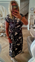 Cara Camouflage Maxi Jurk – Lange Jurk met Korte Mouw en Strikceintuur