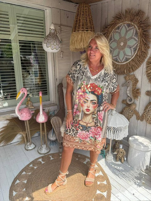Panterprint Bohemian Jurk met Frida Kahlo Print – Trendy Zomer Tuniek met Bloemen