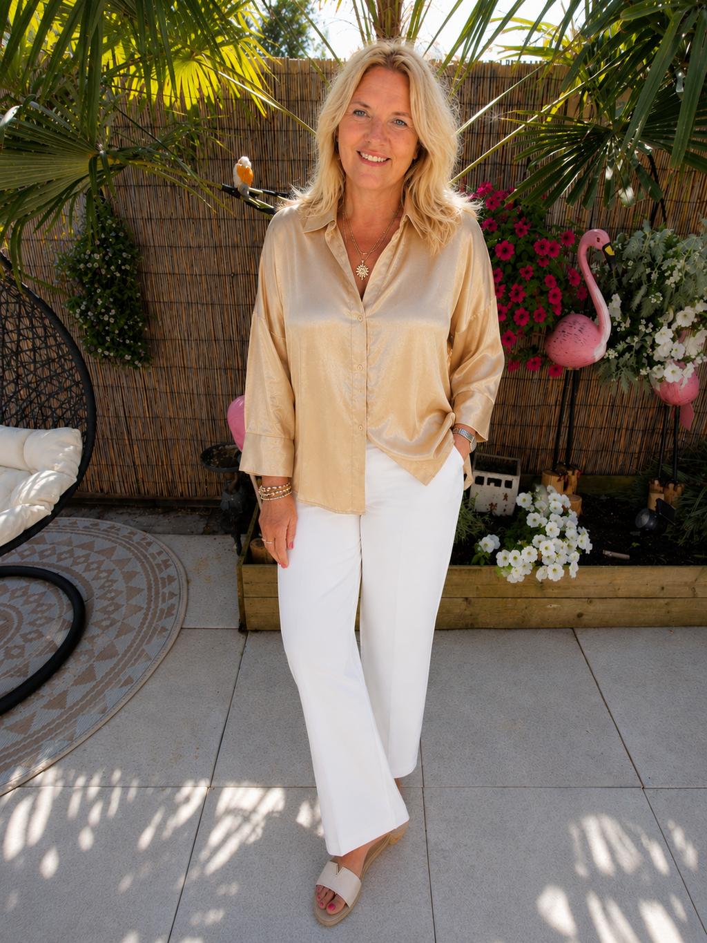 Celine Glanzende Blouse – Gouden Blouse met Knoopsluiting en Volant Mouw