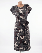 Cara Camouflage Maxi Jurk – Lange Jurk met Korte Mouw en Strikceintuur