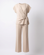 Lieve Twinset – Beige Pak met Knoopdetail Top en Wijde Broek