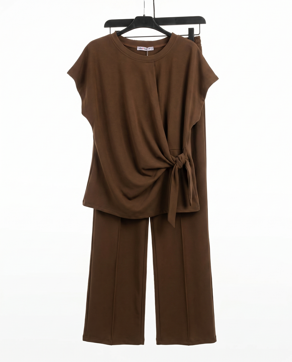Lieve Twinset – Bruin Pak met Knoopdetail Top en Wijde Broek
