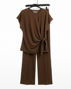Lieve Twinset – Bruin Pak met Knoopdetail Top en Wijde Broek