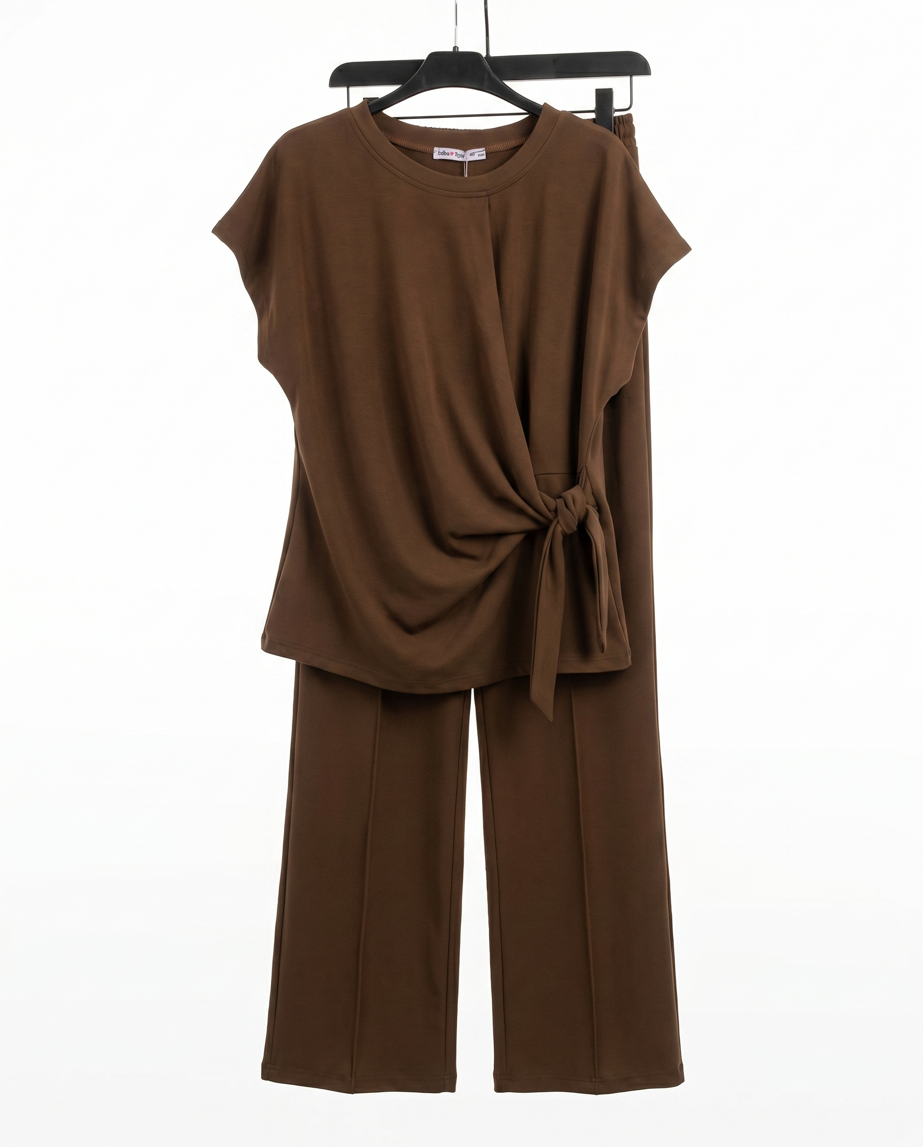 Lieve Twinset – Bruin Pak met Knoopdetail Top en Wijde Broek