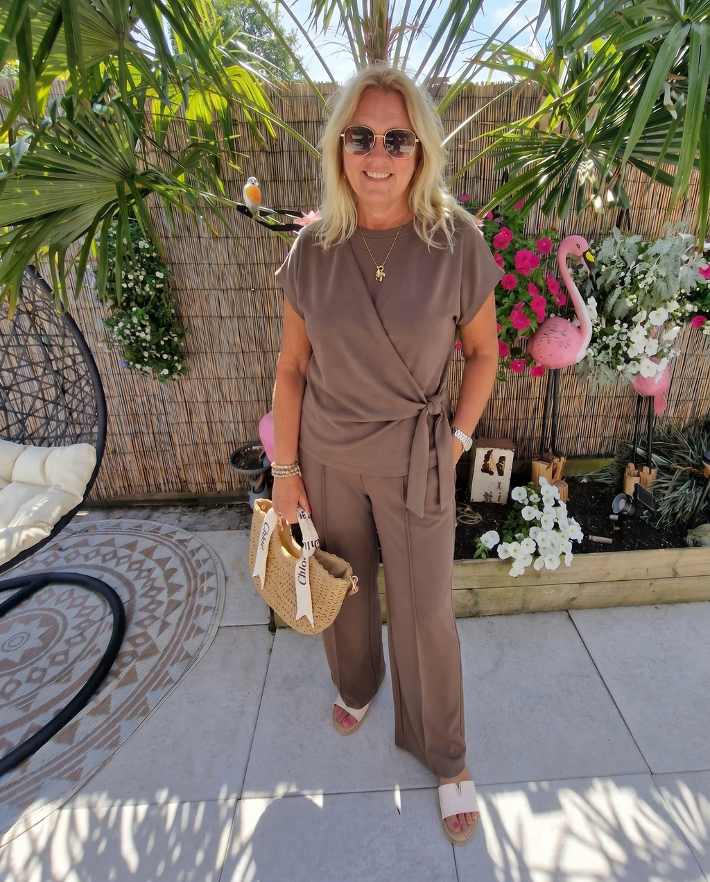 Lieve Twinset – Taupe Pak met Knoopdetail Top en Wijde Broek