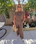 Lieve Twinset – Taupe Pak met Knoopdetail Top en Wijde Broek